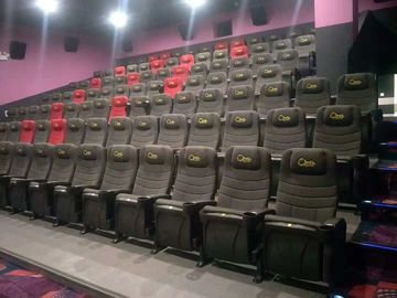 Μαλακό πίσω εμπορικό θέατρο που κάθεται την υψηλή αναπήδηση που αφρίζει το διαμορφωμένο σφουγγάρι